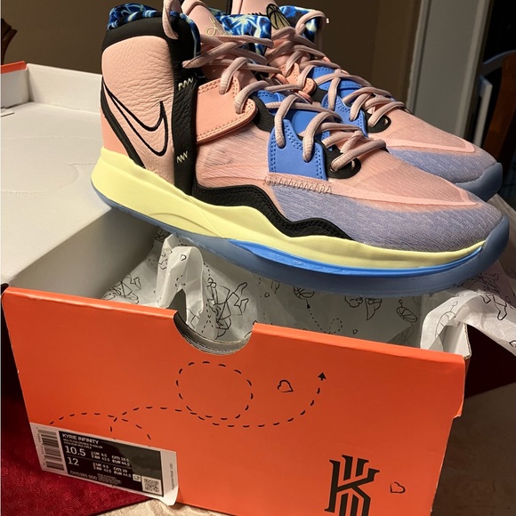 Nike Kyrie Infinity Valentines Day Edition Shoe - Picture 4 of 7